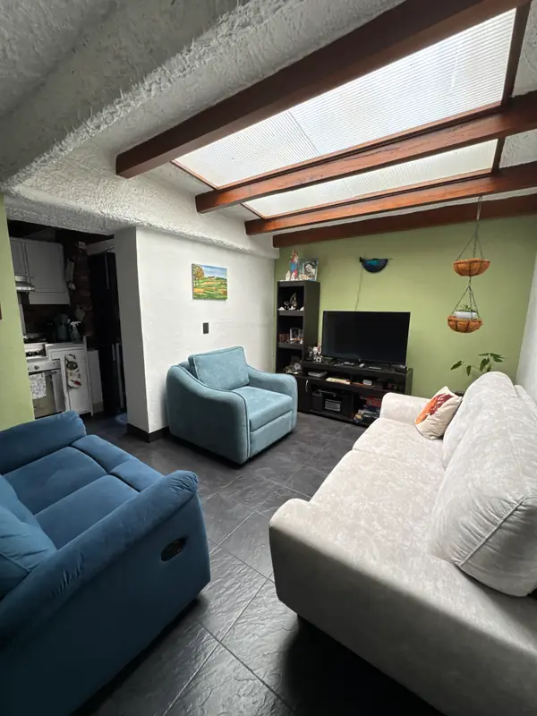 Sala de estar con claraboya de un inmueble gestionado por QuickHom